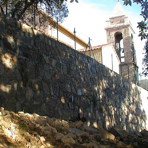 Zevacu: le nouveau mur de soutènement de la place de l'église